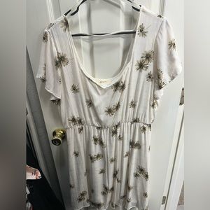 WHITE DRESS WITH DASIEYS